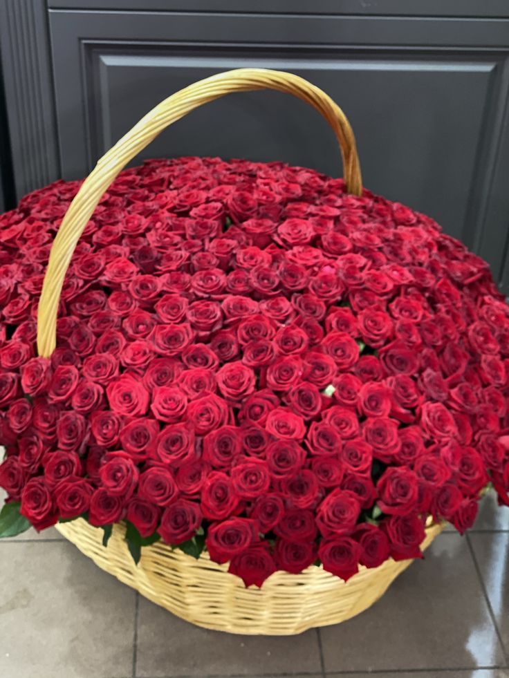 Красные розы в корзине — изображение 2