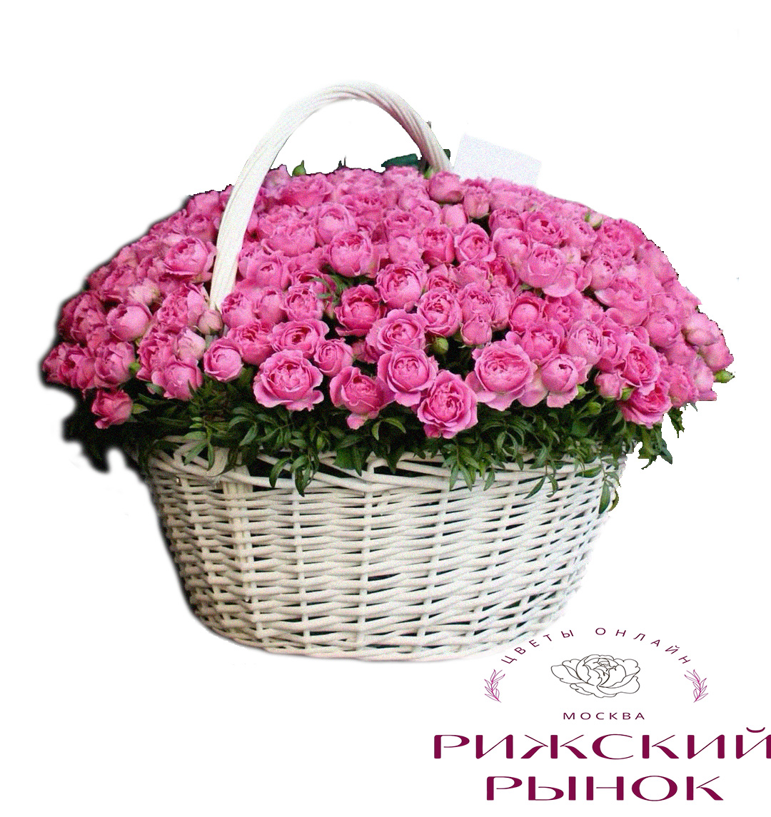 Кустовые розы в корзине